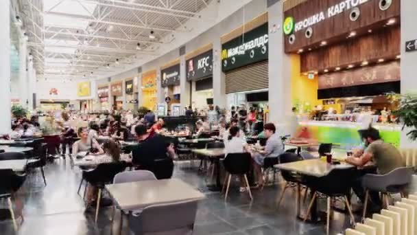 Food court with guests and cafes in shopping mall timelapse — Stock Video