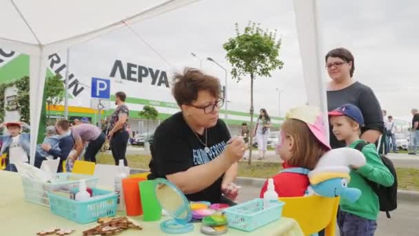 Dojrzała kobieta stosuje świąteczny makijaż na twarzy małej dziewczynki — Wideo stockowe