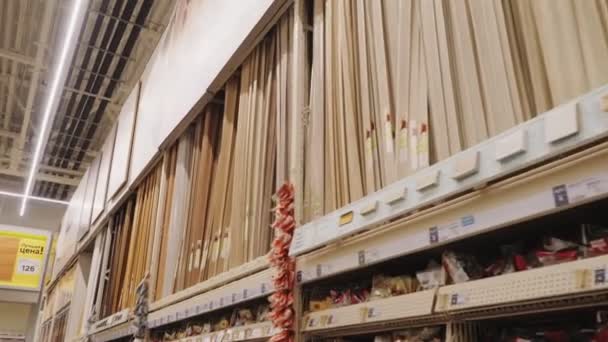 Beweging langs plank met plinten in huishoudelijke winkel — Stockvideo