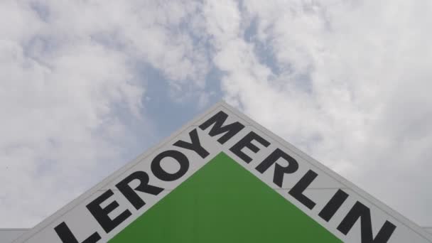 Logotipo de Leroy Merlin en la fachada de la nueva tienda de artículos para el hogar — Vídeos de Stock