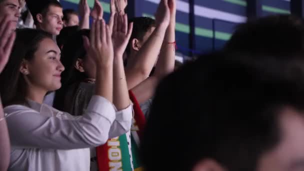 Meninas fãs de esportes bater palmas e gritar assistindo jogo de hóquei — Vídeo de Stock