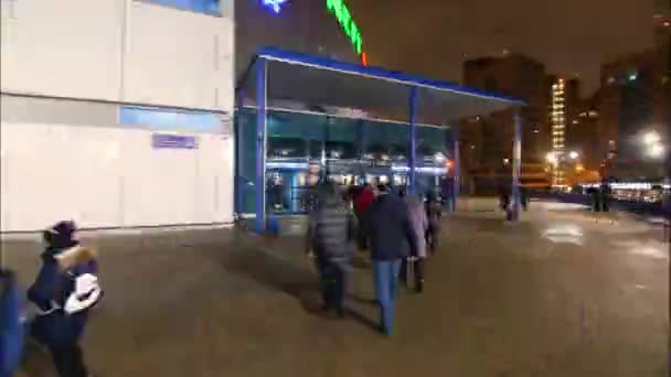 Movimiento de la calle al estadio más allá de la gente esperando por el juego — Vídeos de Stock