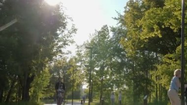 Mobiletle gezen anne ve çocuğun siluetleri