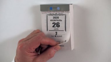 Adam takvim kağıdını 26 Şubat tarihiyle yırttı