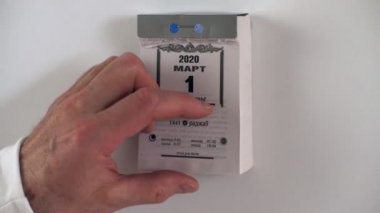 Erkek kişi takvim sayfasını Mart ayındaki ilk randevuda yırtıp atar