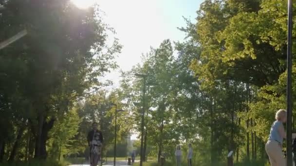 母亲和儿童骑摩托车沿着跑道行驶的轮廓 — 图库视频影像
