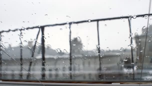 Świeże krople deszczu spadają na widok okna z wnętrza pokoju — Wideo stockowe