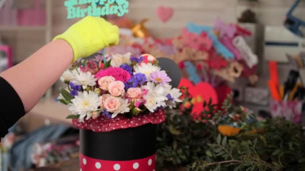 Fiorista mette parole Buon Compleanno in bouquet fresco in negozio — Video Stock