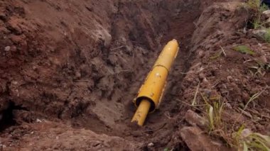 Siper kaplamalı sarı metal yığını.