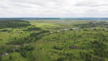 Elektrik kuleleri ve daraltma alanı olan manzara