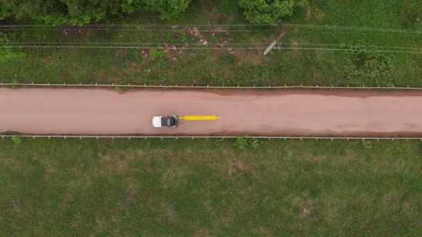 Φορτηγό μεταφέρει σωλήνα με περίβλημα οδήγησης κατά μήκος του άδειου δρόμου — Αρχείο Βίντεο
