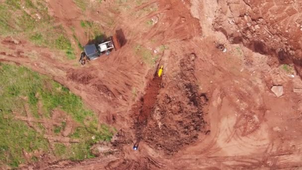 挖掘机用黄色金属管运送泥土掩埋战壕 — 图库视频影像
