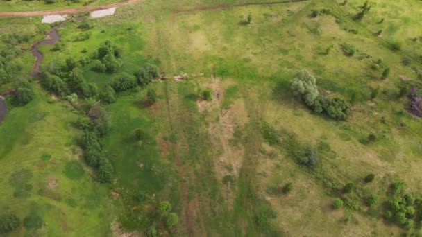 prairie verte avec rivière au sol et tours électriques