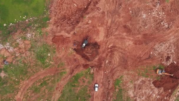 Grävare arbetar med smuts på byggarbetsplatsen övre vy — Stockvideo