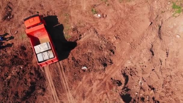 Beladener Kipper steht bei Arbeitern auf Baustelle — Stockvideo