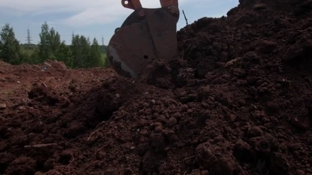 Powerful digger truck takes dirt pile at open construction — Stock Video