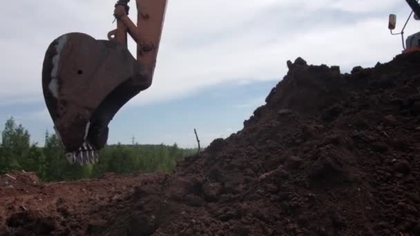 Maskin gräver marken medan seismografen arbetar på röret — Stockvideo