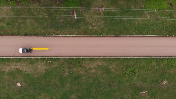 Krachtige machine draagt buis met behuizing rijden langs de weg — Stockvideo