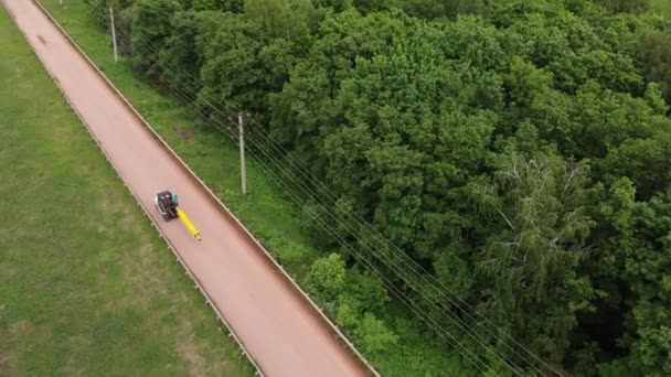 Camión lleva la tubería con la cubierta al sitio de construcción en la carretera — Vídeo de stock