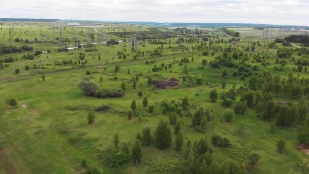 Krajina zeleného údolí se stromy a loukami letecký pohled — Stock video