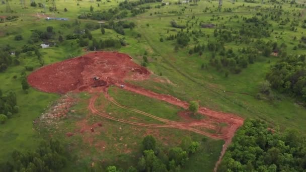 Sitio de construcción con máquinas de trabajo en valle verde — Vídeos de Stock