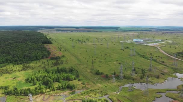Pedesaan dengan bidang dan menara transmisi listrik — Stok Video