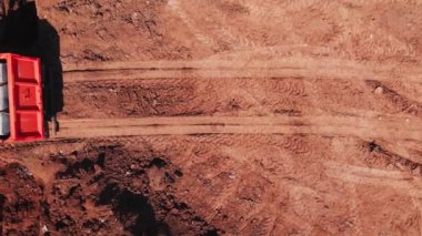 Kirli hava manzarasında kargo ve tekerlek izleri olan bahşiş kamyonu