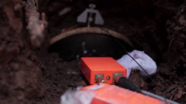 Borulardaki kablolarla bağlantılı sismografik sensör