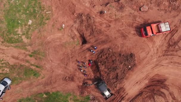 Alkalmazottak közelében árok és ásó teherautó az építési területen — Stock videók