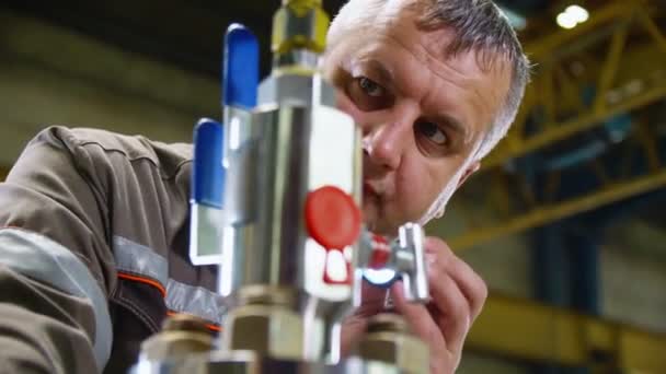Wykwalifikowany pracownik bada sprzęt z latarką w sklepie — Wideo stockowe