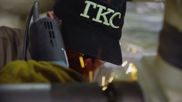 Empregado moagem costura de soldagem em gasoduto no chuveiro faíscas — Vídeo de Stock