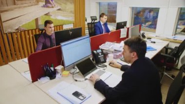 Mühendisler işyerlerinde oturan bilgisayarlarla çalışır