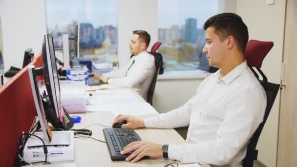 Gerente de camisa branca trabalha no computador à mesa no escritório — Vídeo de Stock