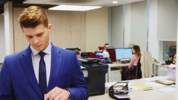 Employee in blue costume speaks with colleague in office — Stock Video