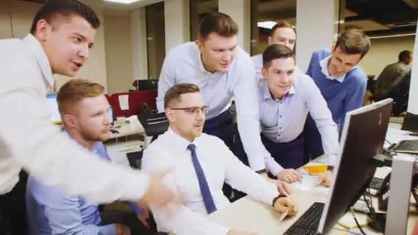 Positiva män tittar på datorskärm som arbetar på kontoret — Stockvideo