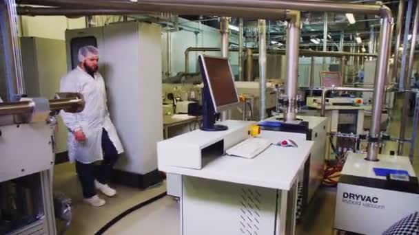 Man komt naar de computer en collega draagt zonnepanelen — Stockvideo