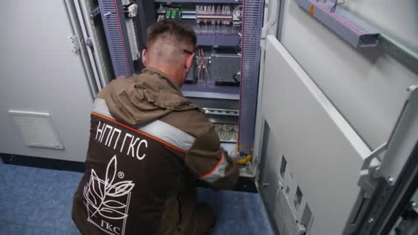 Techniker in Uniform repariert Verteilerkasten in Werkstatt — Stockvideo