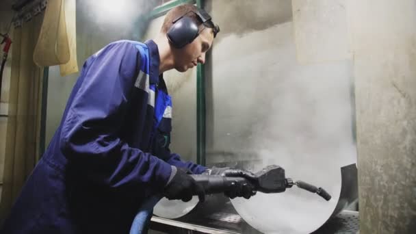 Werknemer reinigt metalen onderdelen met hete stoomstraal op werkbank — Stockvideo