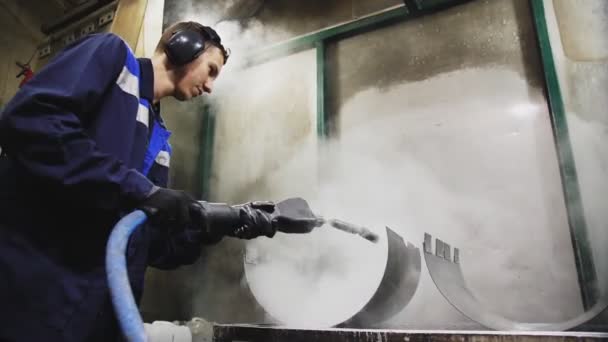 Employé travaille avec jet de vapeur chaud pour nettoyer les pièces métalliques fermer — Video