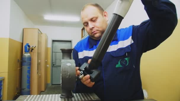 Empleado mide detalle con máquina de coordenadas portátil — Vídeo de stock