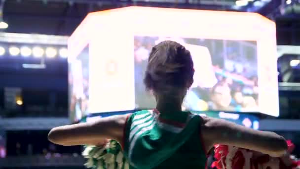 Ganska cheerleader danser med pompoms på hockeymatch — Stockvideo