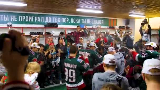 Hokejoví hráči splash šampaňské slaví vítězství — Stock video