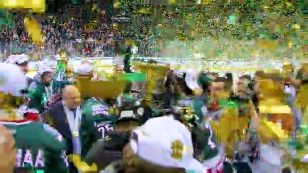 Giocatori della squadra di hockey mostrano grande coppa d'oro per premere sulla pista — Video Stock