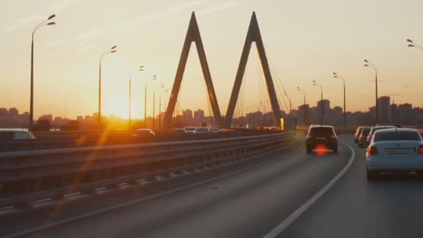 Coches conducen a lo largo de puente Milenio decorado en la ciudad moderna — Vídeo de stock