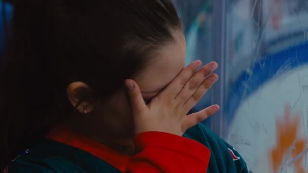 Menina limpa lágrimas do rosto perto de escudo transparente — Vídeo de Stock