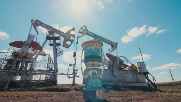Κύπελλο με Yuri Gagarin πορτρέτο στον τομέα του πετρελαίου με γρύλους αντλία — Αρχείο Βίντεο