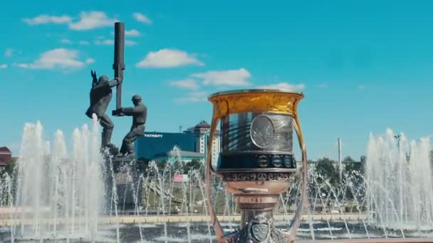 Cup with Yuri Gagarin near fountain against workers statue — Stock Video