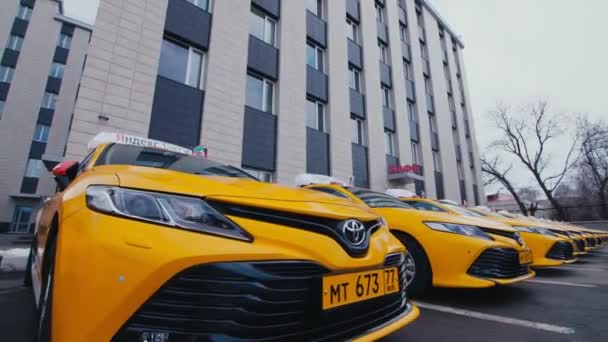 Taksówki Yandex stoją na parkingu w pobliżu biurowca — Wideo stockowe