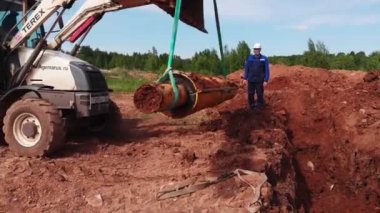 Kazıcı kamyon nakliye borusu ve insan kontrolü altında muhafaza