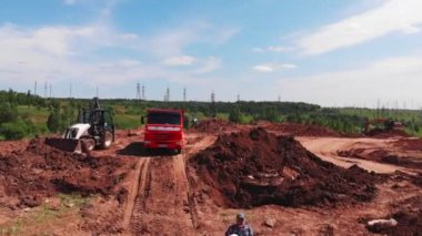 Yeşil vadide bahşişçi ve kazıcılı inşaat sahası